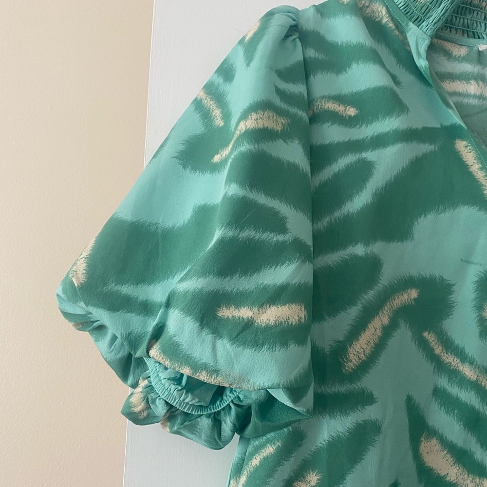 THML Green Abstract Print Blouse - Picture 2 of 3
